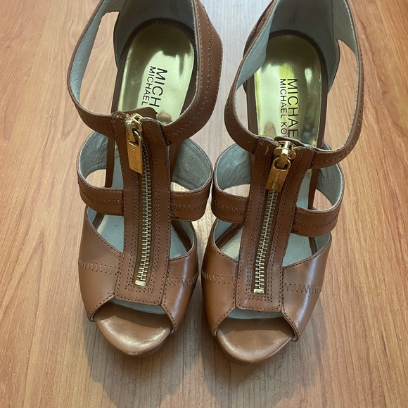 Michael Kors Berkley Brown Leather Platform Heel with Gold Zipper 5.5 - Picture 1 of 4